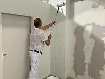 Malerarbeiten durchgeführt in Bern und Umgebung von der Firma MEGA Partner GmbH. Auf diesem Foto streicht einen Mahler eine Wand mit einem Farbroller. Malerarbeiten durchgeführt in Bern und Umgebung von der Firma MEGA Partner GmbH. Auf diesem Foto streicht einen Mahler eine Wand mit einem Farbroller.